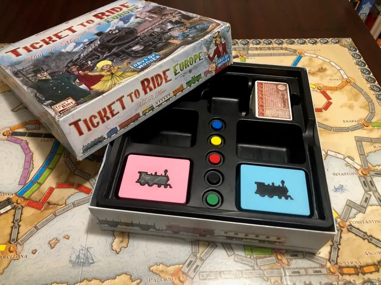 Das Spiel "Ticket to Ride: Europa" mit seinen vielen Zug um Zug Spiel Varianten. Die Spielschachtel und das Spielbrett sind zu sehen.