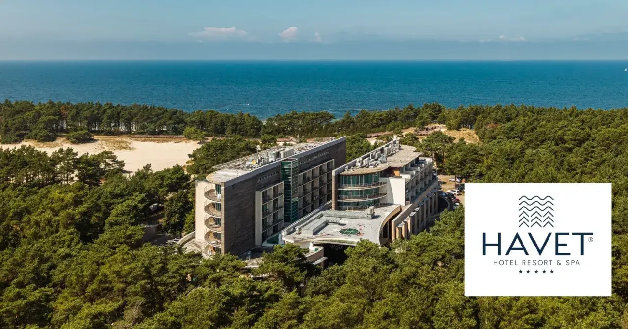 Nowoczesny hotel Havet Resort & Spa otoczony lasem, z widokiem na morze.