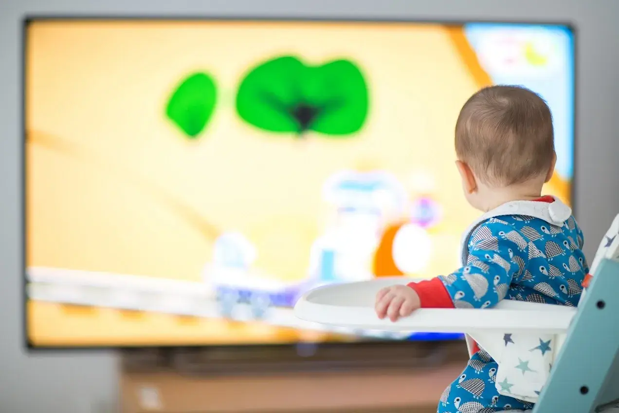 Jak telewizja wpływa na rozwój dziecka – skutki i zalety oglądania