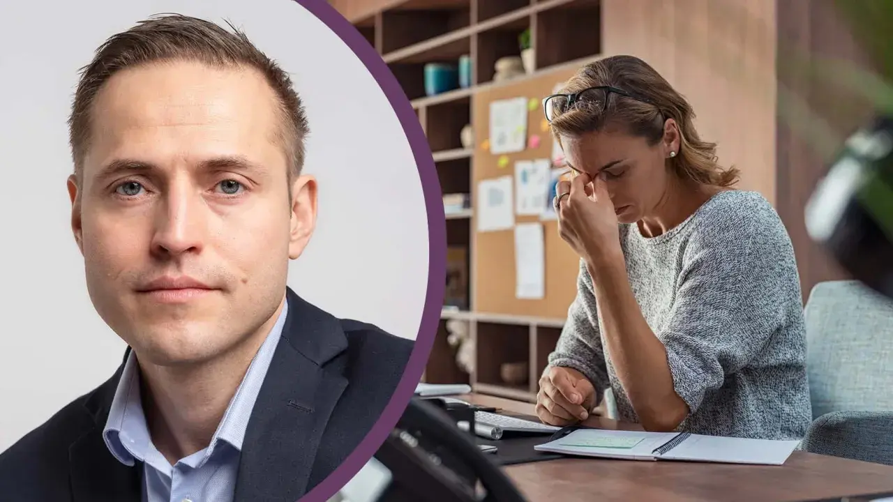 Man i kostym ser bekymrad ut. Kvinna vid skrivbordet gnuggar sig i ögonen, kanske efter negativ kritik.