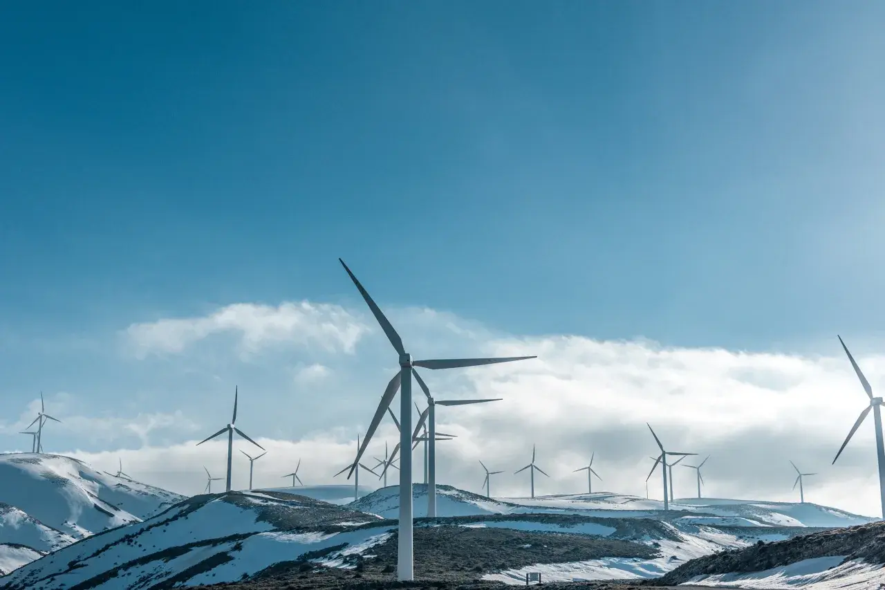 Ile prądu pobiera wiatrak? Sprawdź, jak oszczędzać na rachunkach za energię