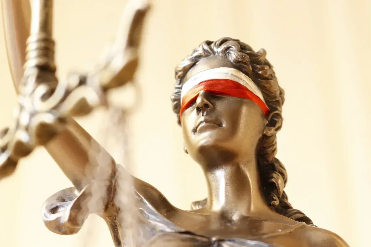 Posąg Temidy z zawiązanymi oczami i wagą, symbol sprawiedliwości.