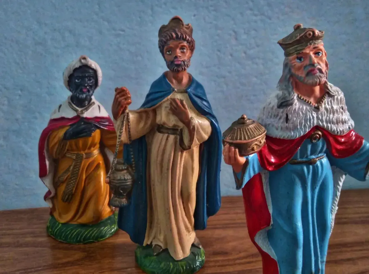 Melchiorre, uno dei Re Magi, porta un incensiere. Gli altri due portano oro e mirra.