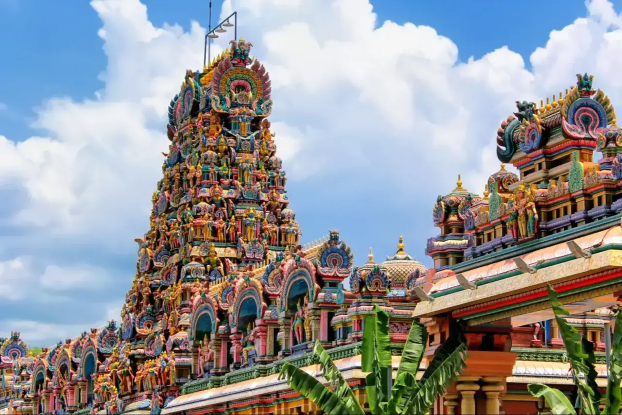 Bunter, detailreicher Hindu-Tempel mit vielen Figuren, ein Wahrzeichen von Malaysia.