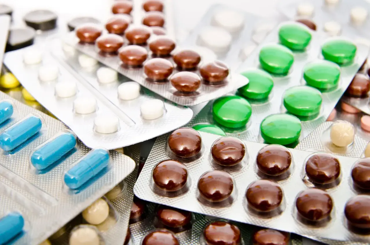 Varie pillole e capsule in blister. Antibiotico e integratori si possono prendere insieme, ma sempre consultando un medico.