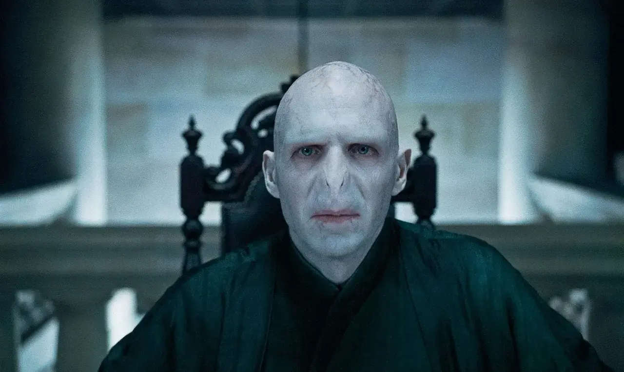 Ralph Fiennes jako Lord Voldemort w filmach o Harrym Potterze. Jego przerażająca twarz i mroczny strój budzą grozę.