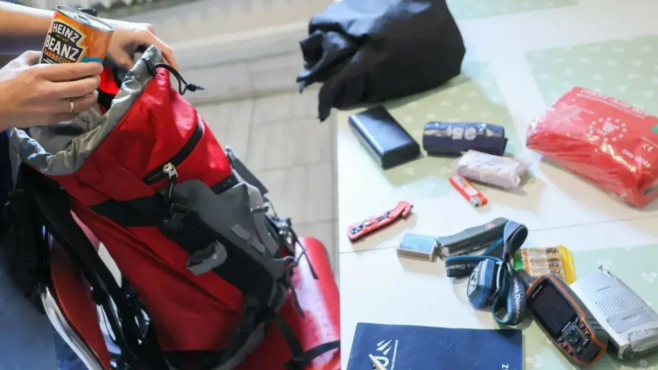 Przygotowanie plecaka na wypadek awarii samochodu: puszka fasolki, apteczka, latarka, GPS, scyzoryk i powerbank. EDC samochód.