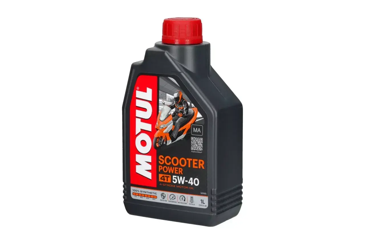 Czarna butelka oleju Motul 5W 40 Scooter Power 4T z czerwonym korkiem. Na etykiecie skuter i kierowca.