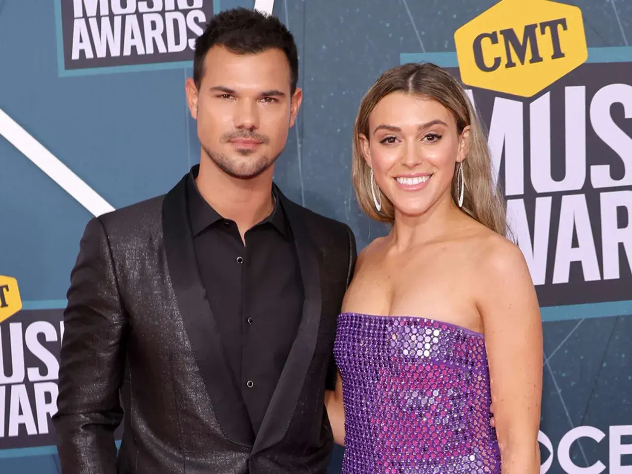 Taylor Lautner i jego żona, Taylor Dome, na gali CMT Music Awards.