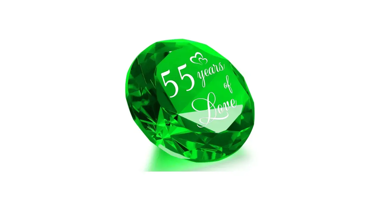 Szmaragd z napisem "55 years of Love" symbolizuje 55 rocznicę ślubu.