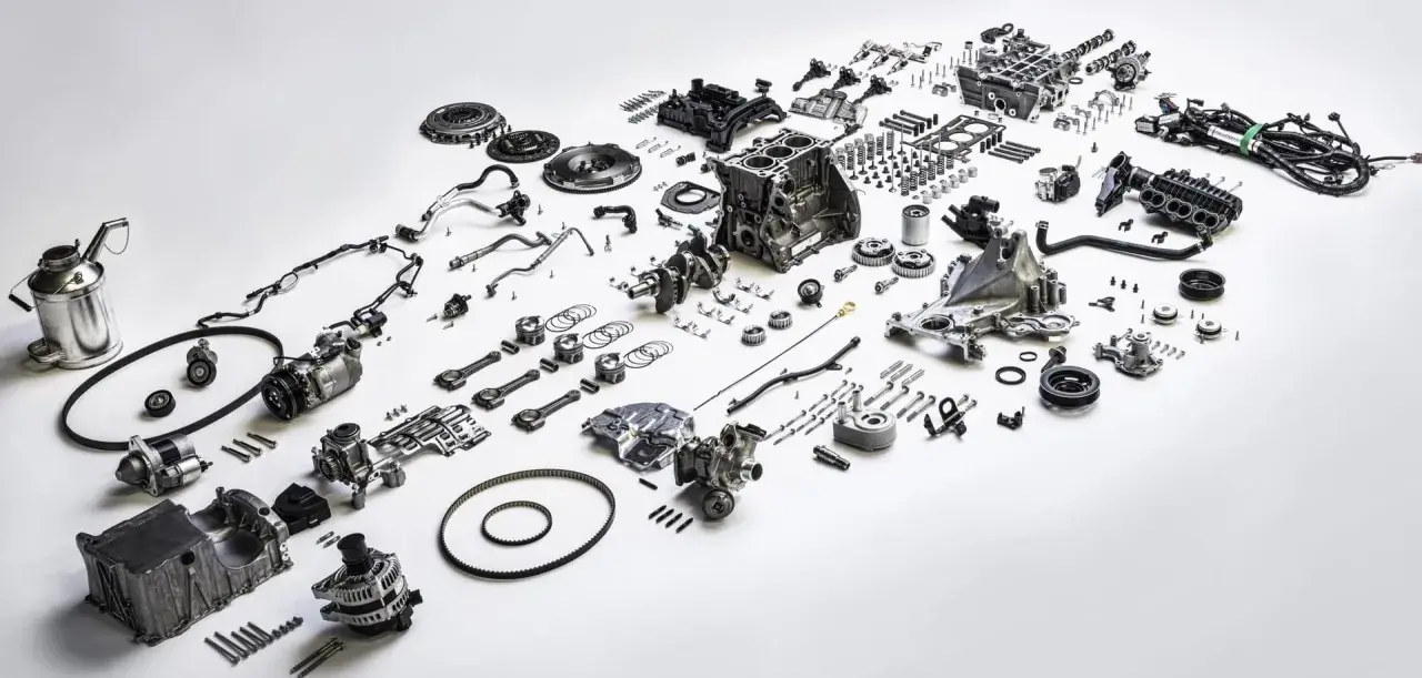 Rozłożony silnik ecoboost: blok, wał korbowy, tłoki, wtryskiwacze, turbosprężarka i inne części.