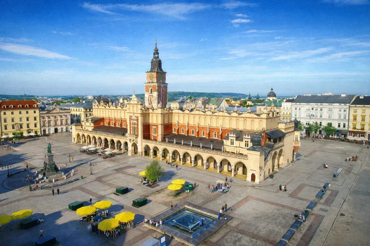 Sukiennice na Rynku Głównym w Krakowie. Warto poznać ciekawostki o Krakowie, spacerując po tym historycznym placu.