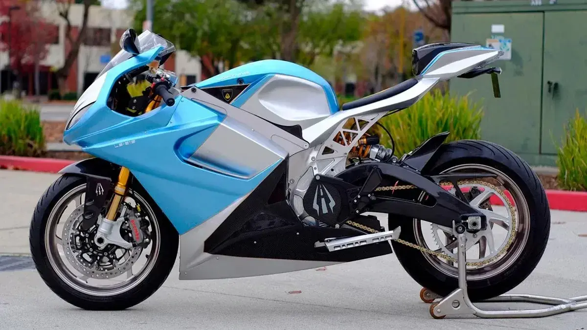 La motocicleta eléctrica Lightning LS-218, de color azul cielo y plata, luce un diseño futurista y deportivo.