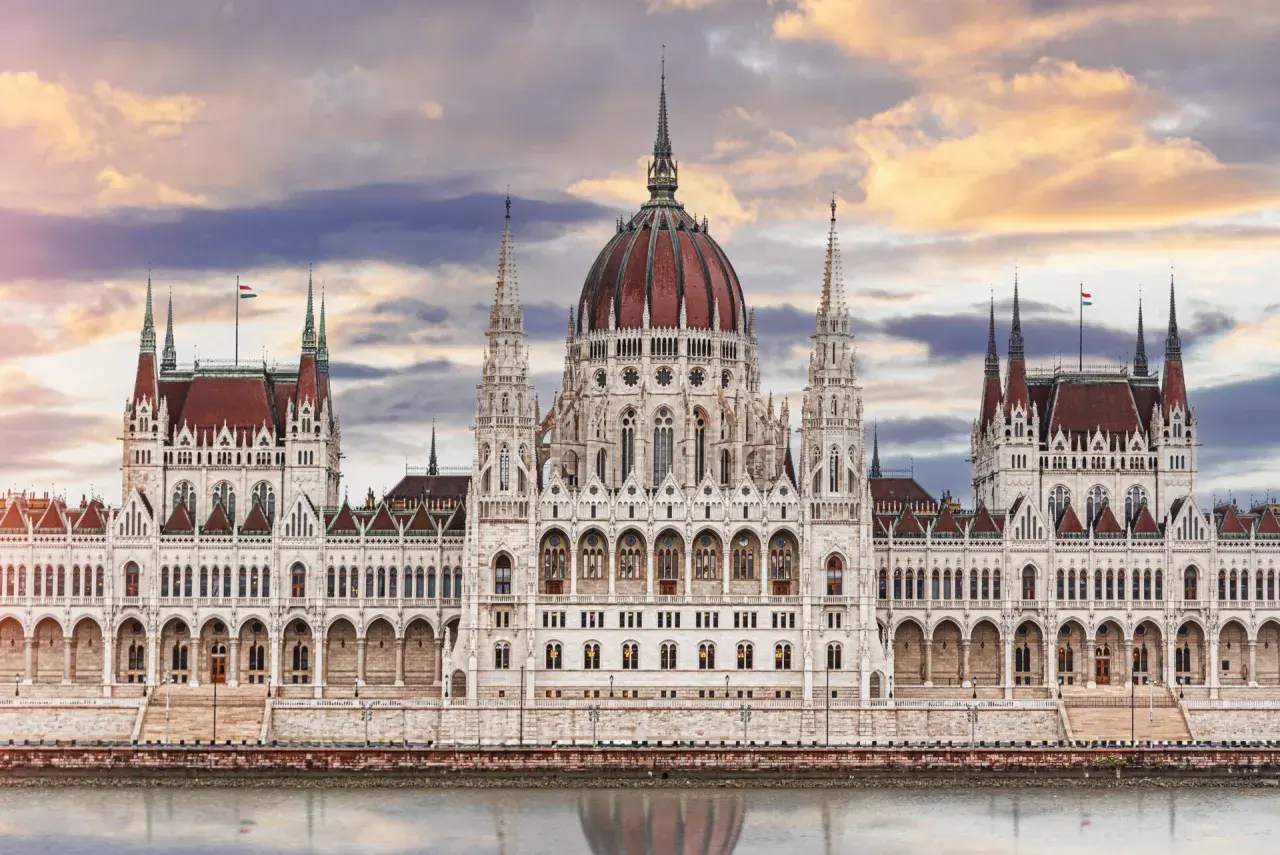 Majestatyczny Parlament Węgier, duma stolicy Węgier, odbija się w spokojnej wodzie Dunaju.