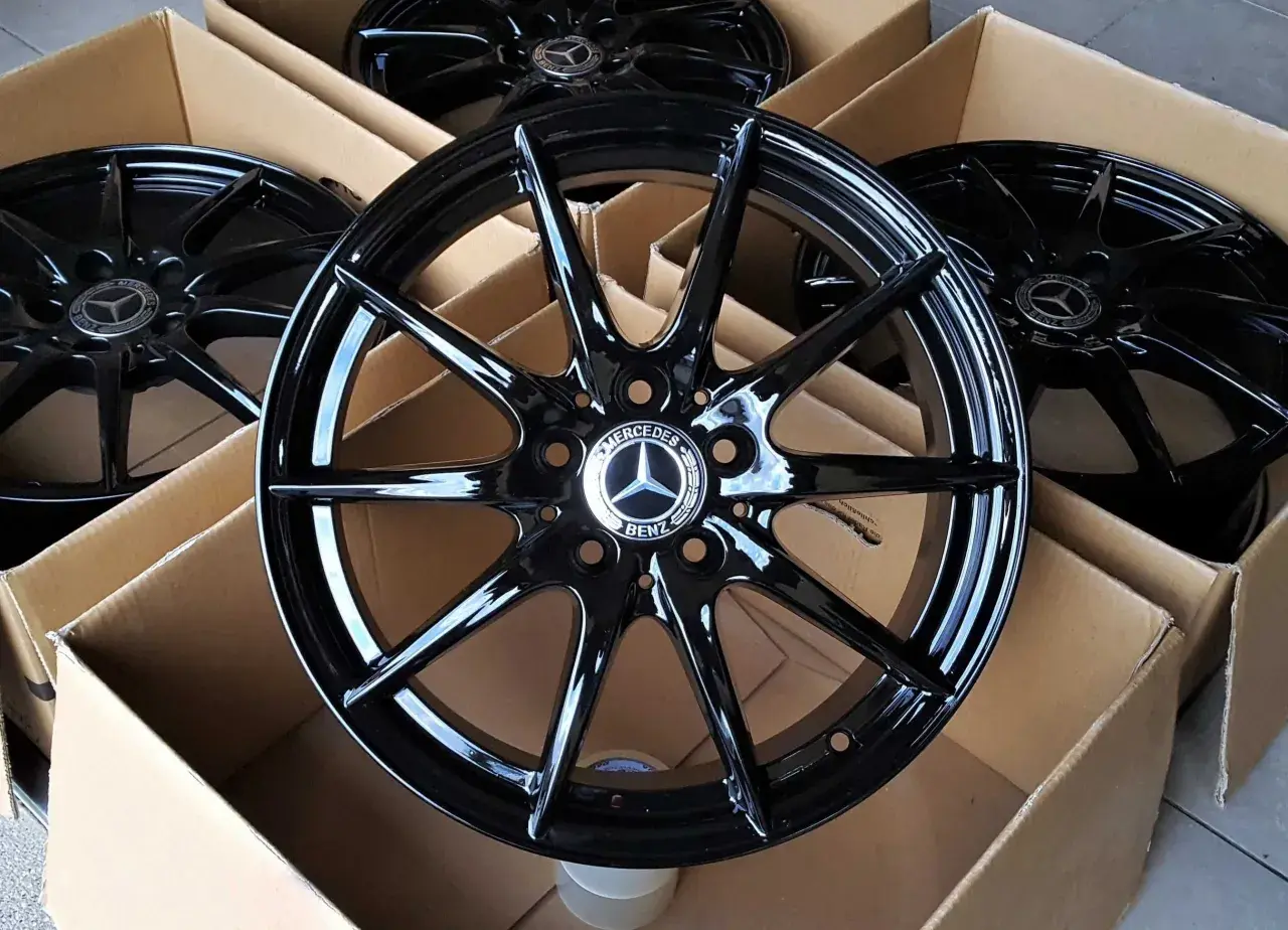 Błyszczące, czarne felgi do Mercedesa GLA 220 w kartonach.