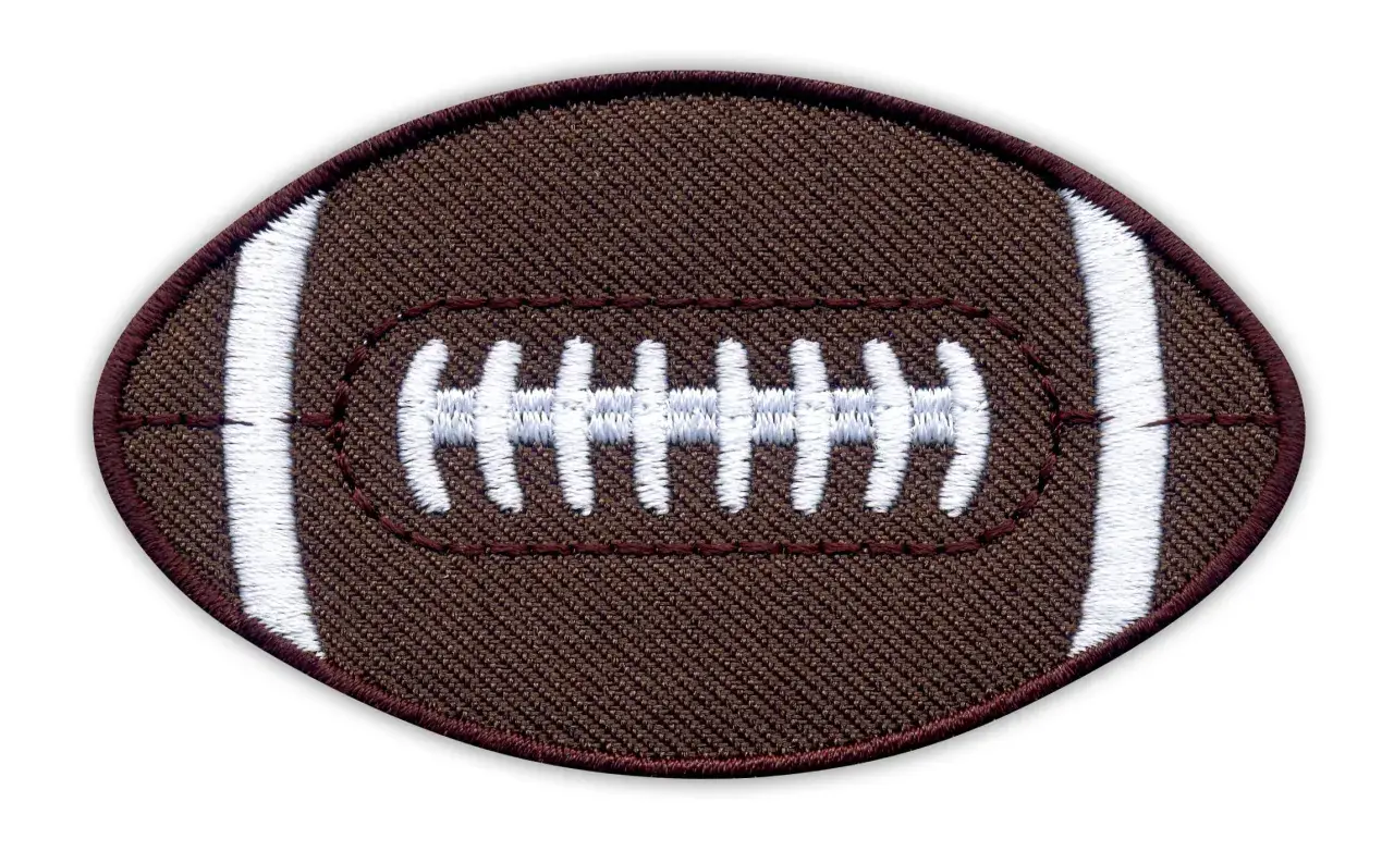 Naszywka z brązowej tkaniny w kształcie american football ball, z białymi szwami.