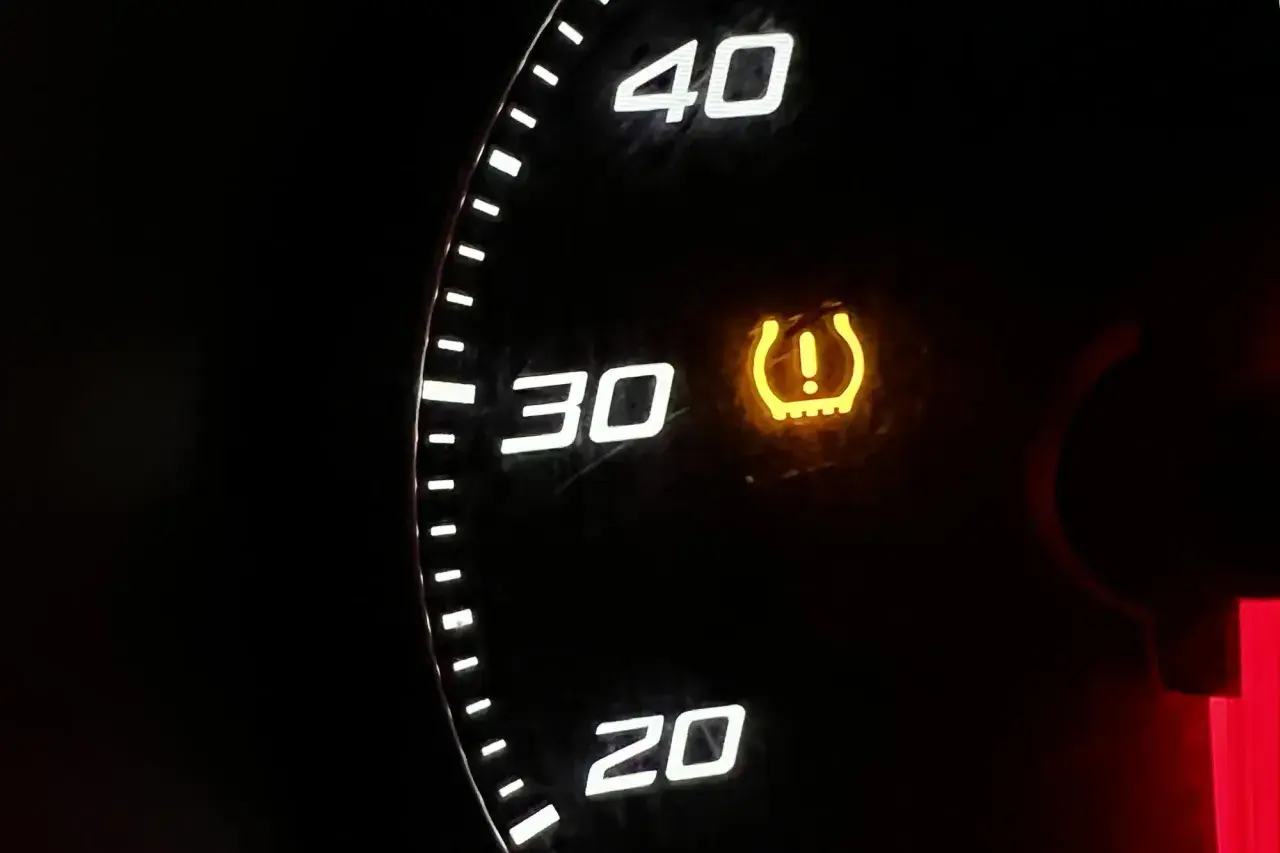 Żółta kontrolka ciśnienia opon świeci się na desce rozdzielczej, obok oznaczeń 30 i 40.