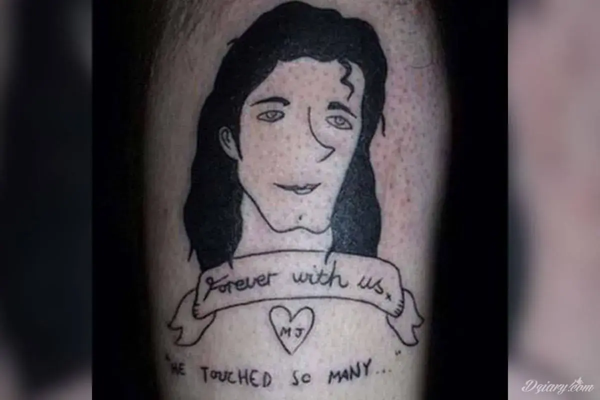 Nietypowy tatuaż portret Michaela Jacksona z napisem "Forever with us" i sercem z inicjałami MJ.