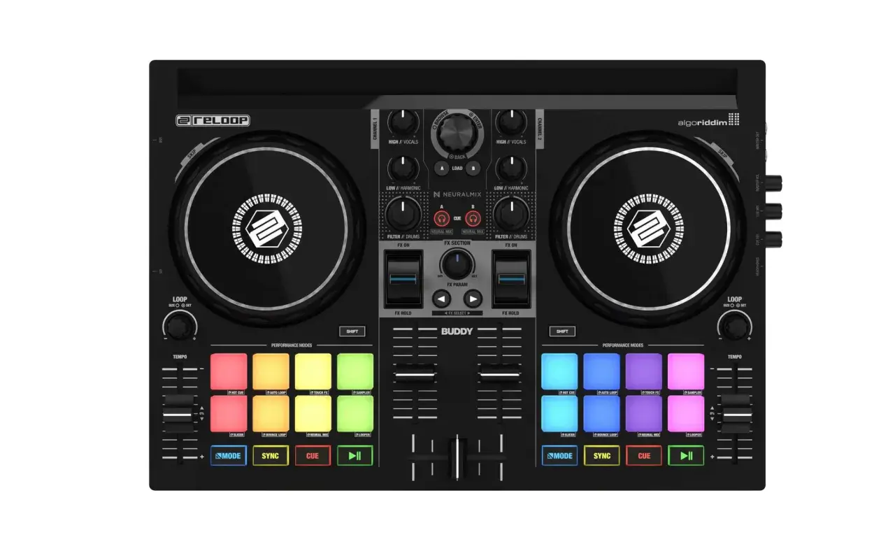 Ein schwarzer DJ-Controller mit zwei Jogwheels und vielen bunten Pads. Der "reloop buddy" ist bereit für den nächsten Beat.
