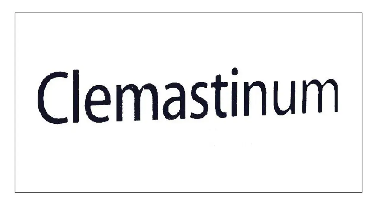 Napis "Clemastinum" na białym tle. Lek na co? Na alergie, swędzenie, katar.