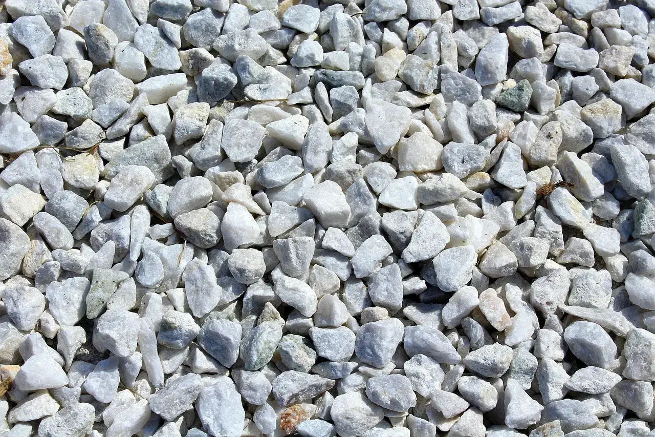 Mnóstwo białego, łamanego tłucznia na podjazd. Idealny materiał, by stworzyć estetyczny i trwały podjazd.