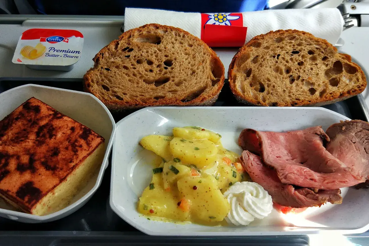 Posiłek w samolocie: pieczywo, pieczeń, ziemniaki w sosie i masło. Smak kuchni szwajcarskiej na wysokości.
