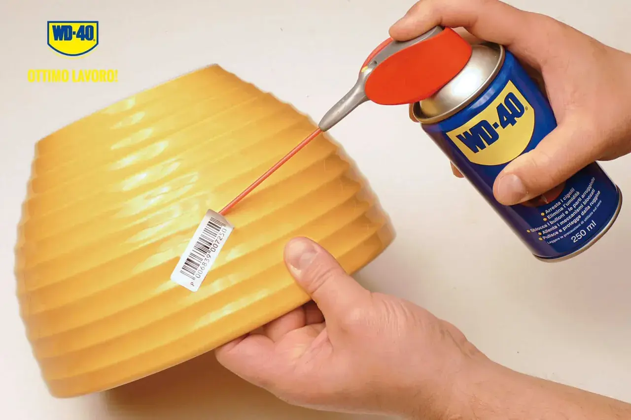 Uso di WD-40 per togliere adesivi da un oggetto giallo. Ottimo lavoro!