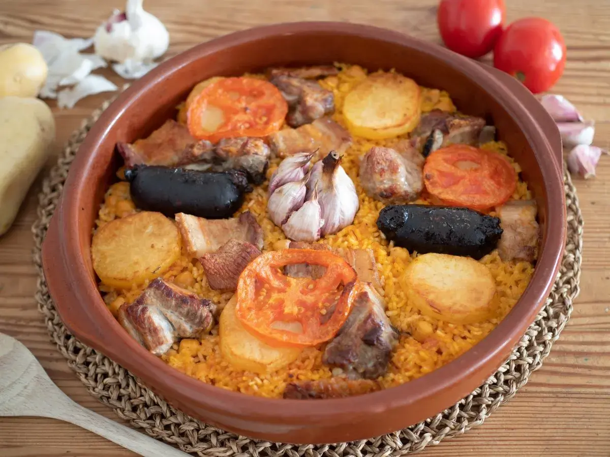 Arroz al horno con costillas, morcilla, patatas y tomates. El tiempo y temperatura perfectos para un plato delicioso.