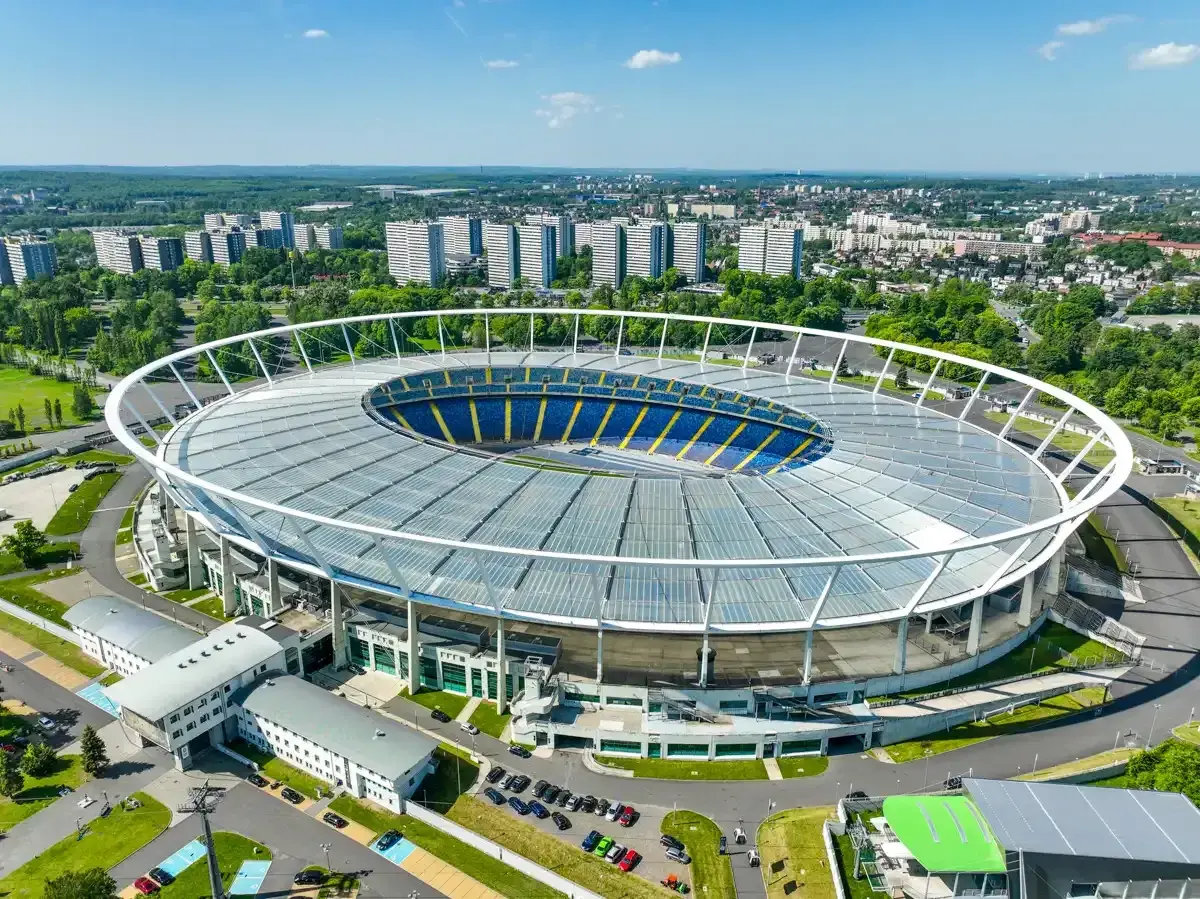 Stadion Śląski w Chorzowie, znany z imponującej pojemności, pomieści tysiące kibiców.