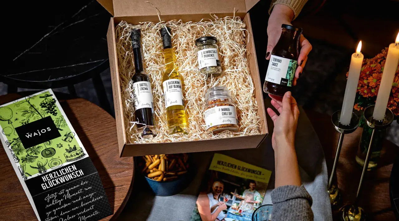 Ein liebevoll gepackter Geburtstagskorb mit Balsamico, Olivenöl, Gewürzen und Teriyaki-Sauce. Perfekt für Genießer!