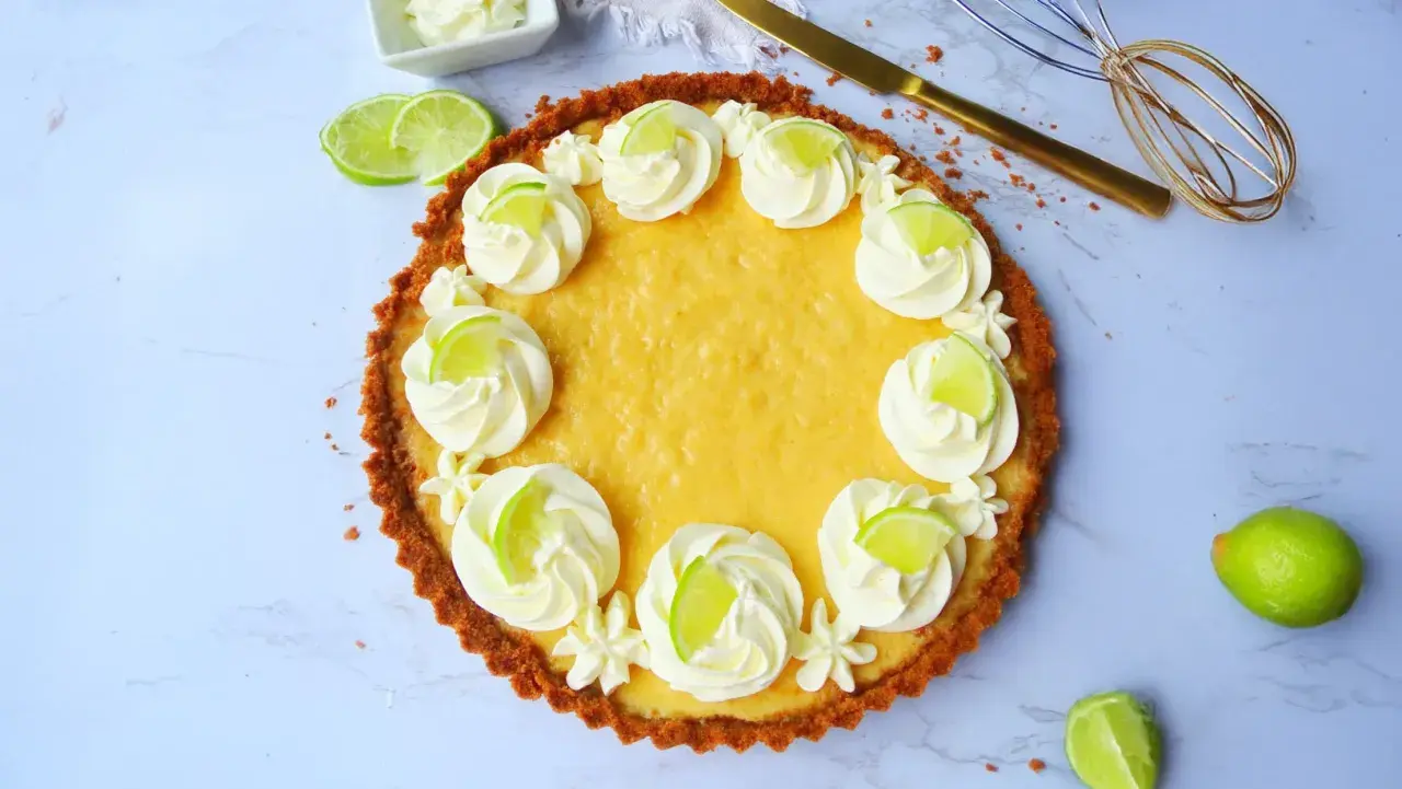 Ein köstlicher Key Lime Pie, verziert mit Sahnetuffs und Limettenscheiben.