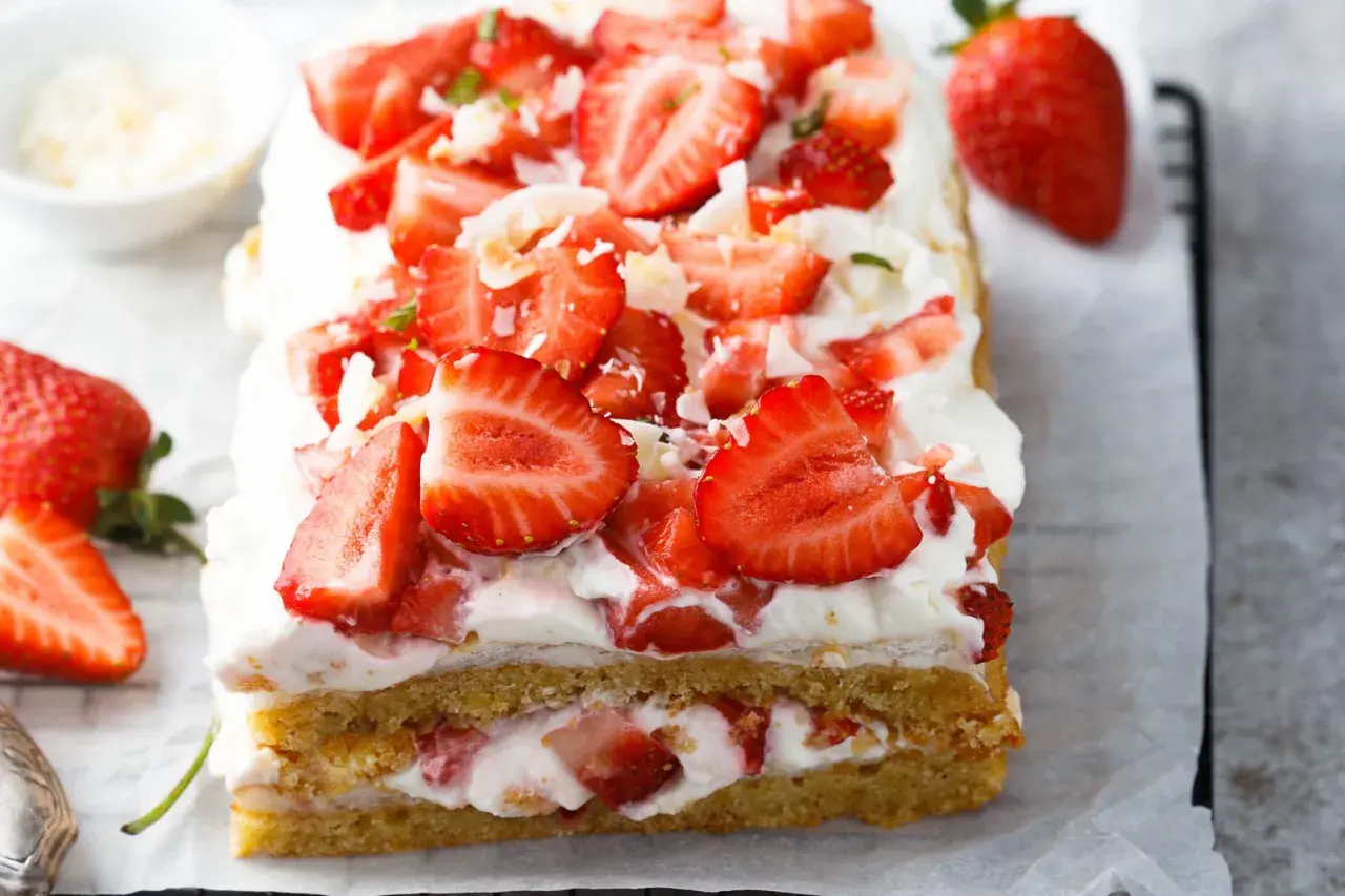 Ein saftiger Erdbeerkuchen, perfekt für jedes Erdbeerkuchen Rezept. Mit frischen Erdbeeren und viel Sahne belegt.