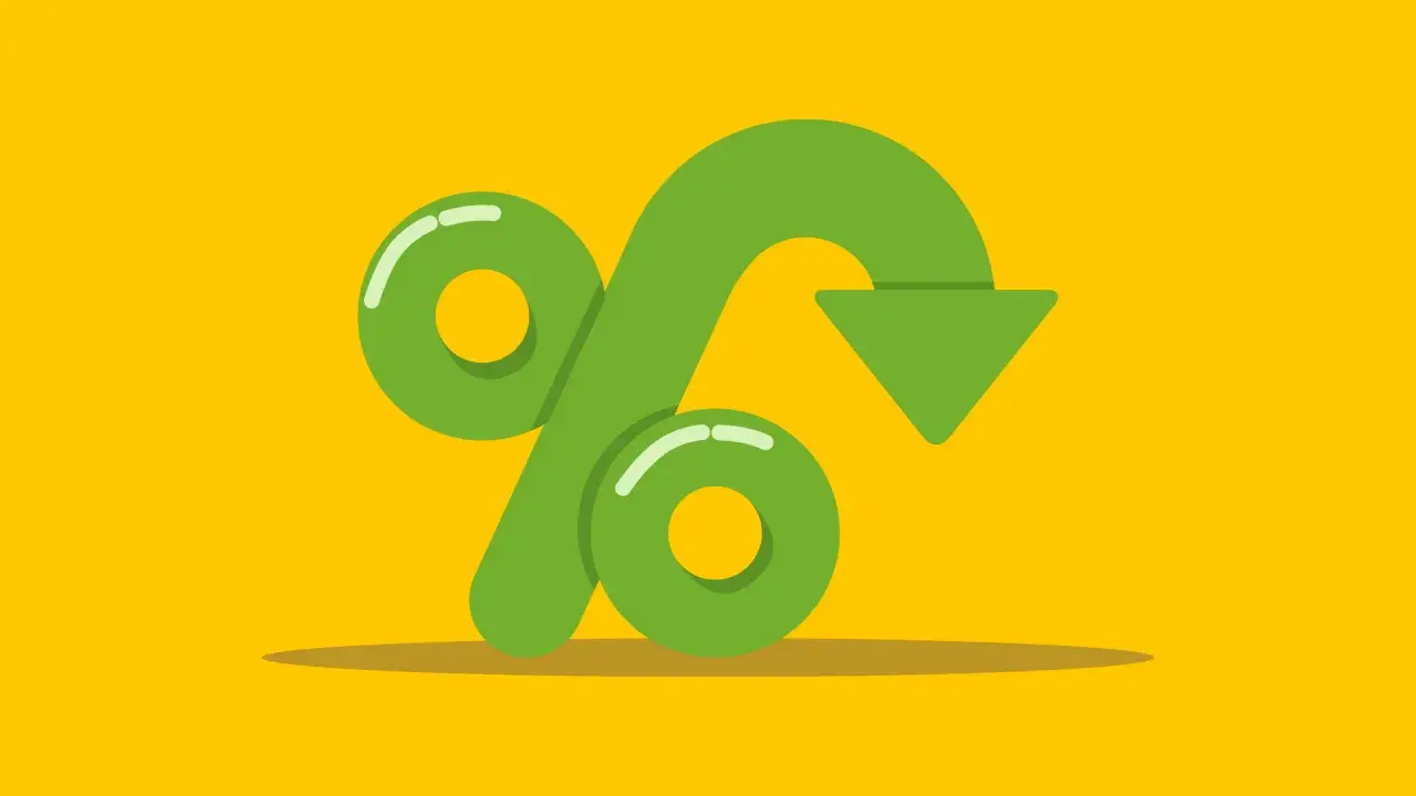 Grönt procenttecken med en pil som pekar nedåt, symboliserar minskad inflation i juli.