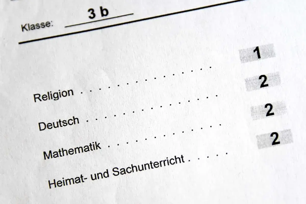 Zeugnisbemerkungen Bayern: Klasse 3b mit Noten für Religion (1), Deutsch (2), Mathematik (2) und Heimat- und Sachunterricht (2).