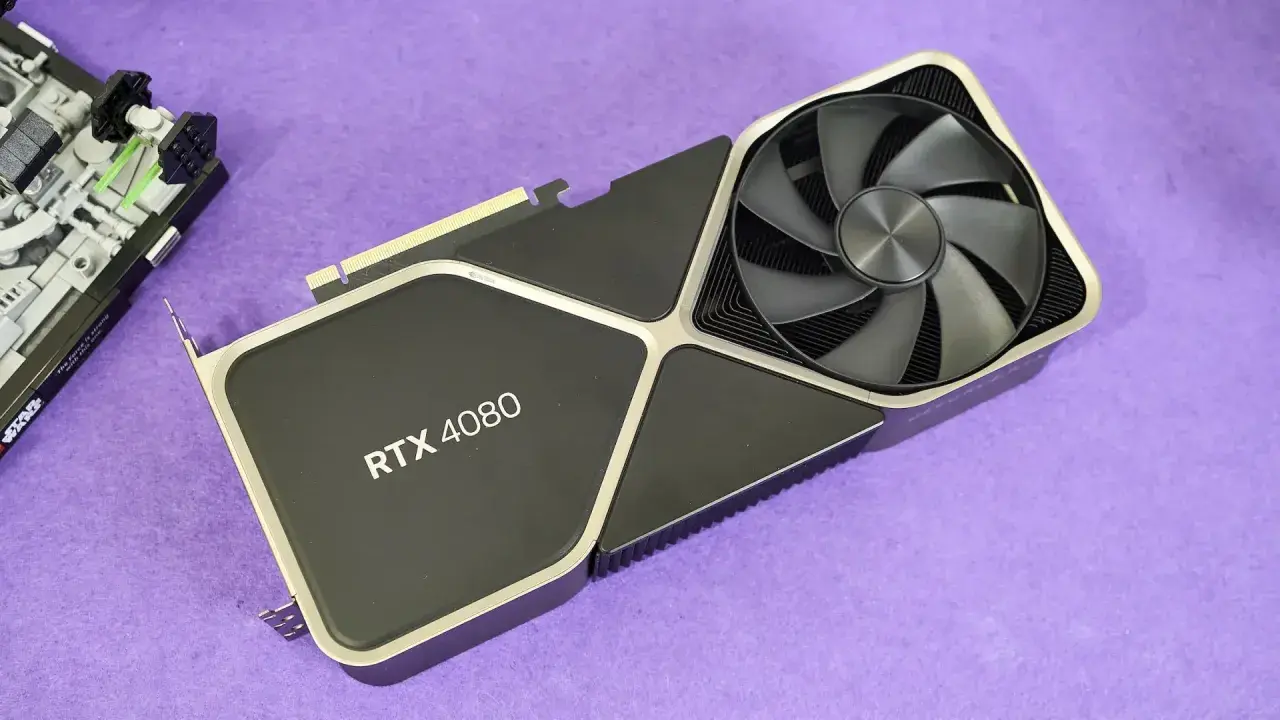 Tarjeta gráfica RTX 4080 con un ventilador grande, junto a un modelo de Lego de Star Wars.