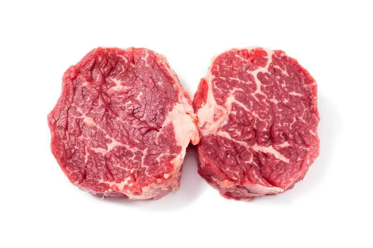 Två råa entrecôte-biffar med fin marmorering, perfekta för ett saftigt entrecote recept.
