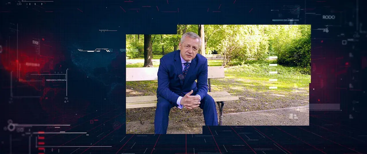 Mężczyzna w garniturze siedzi na ławce w parku. W tle cyfrowy interfejs z napisem RODO, sugerujący ochronę danych osobowych.