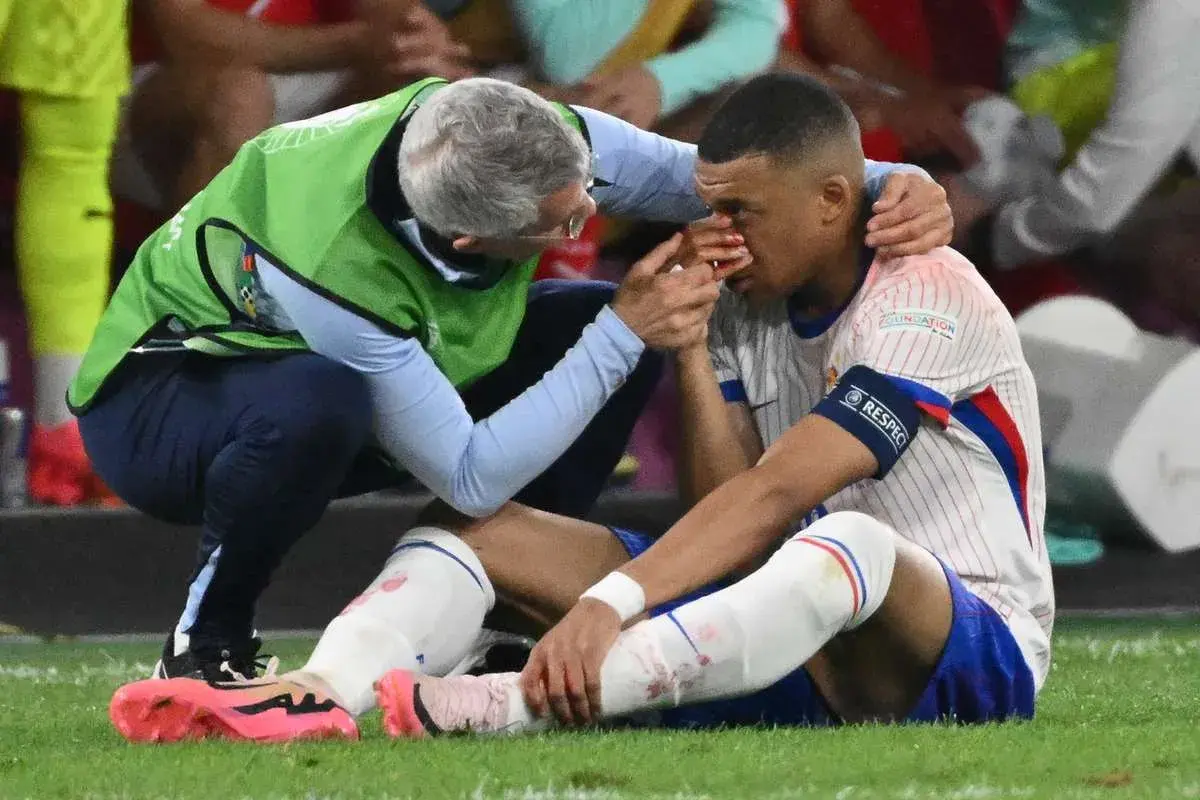 Piłkarz Francji, Kylian Mbappé, opatrywany po kontuzji podczas meczu Austria – Francja.