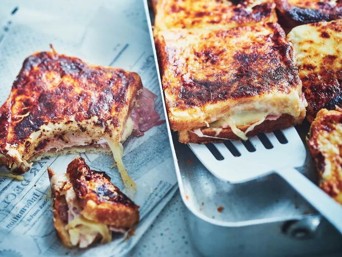 Un délicieux croque monsieur au four, doré et gratiné, avec du fromage fondant et du jambon. Un régal pour les papilles !