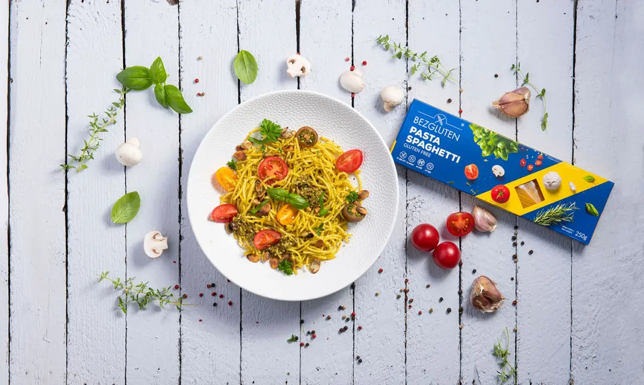 Pyszne spaghetti bezglutenowe z pomidorkami i pesto, idealne dla restauracji szukających opcji dla alergików.