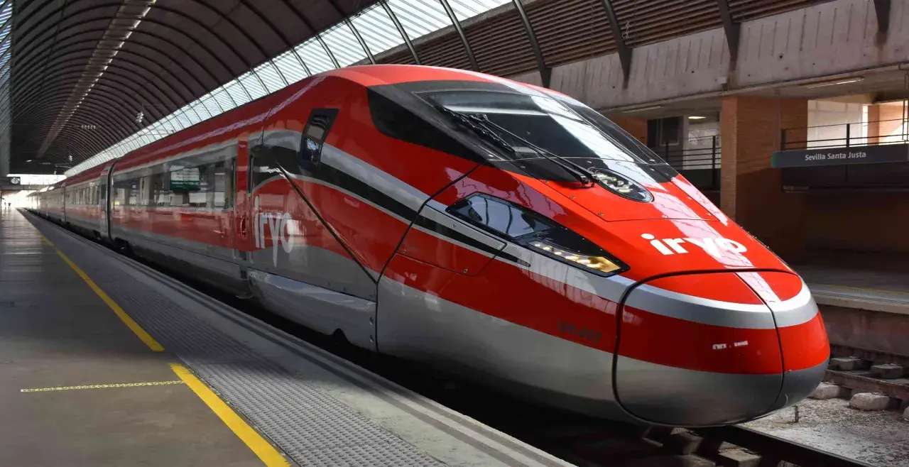 Tren Iryo rojo y plateado en estación, listo para el viaje de Madrid a Málaga.