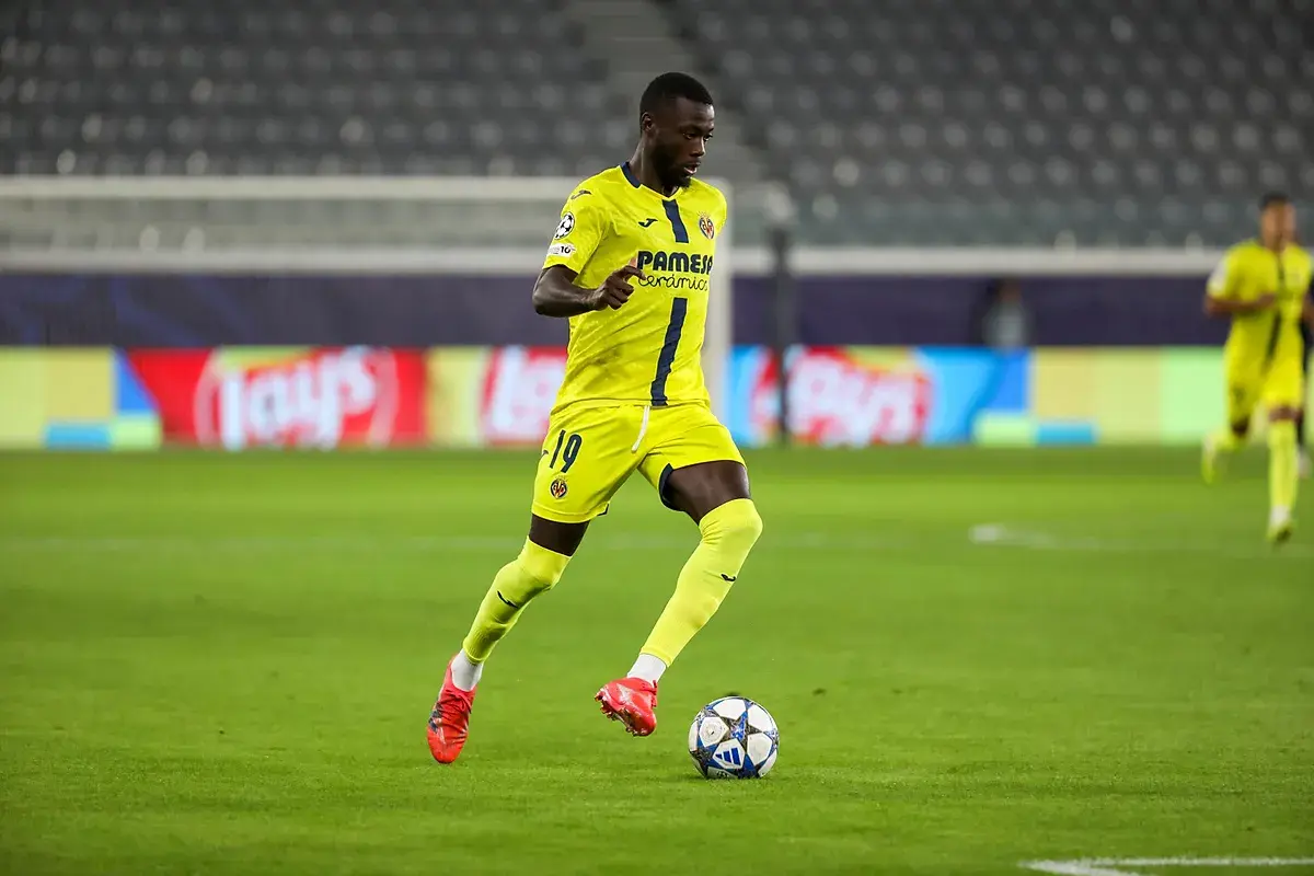 Piłkarz Villarrealu z numerem 19 na koszulce prowadzi piłkę na boisku. Składy: Valencia CF – Villarreal.