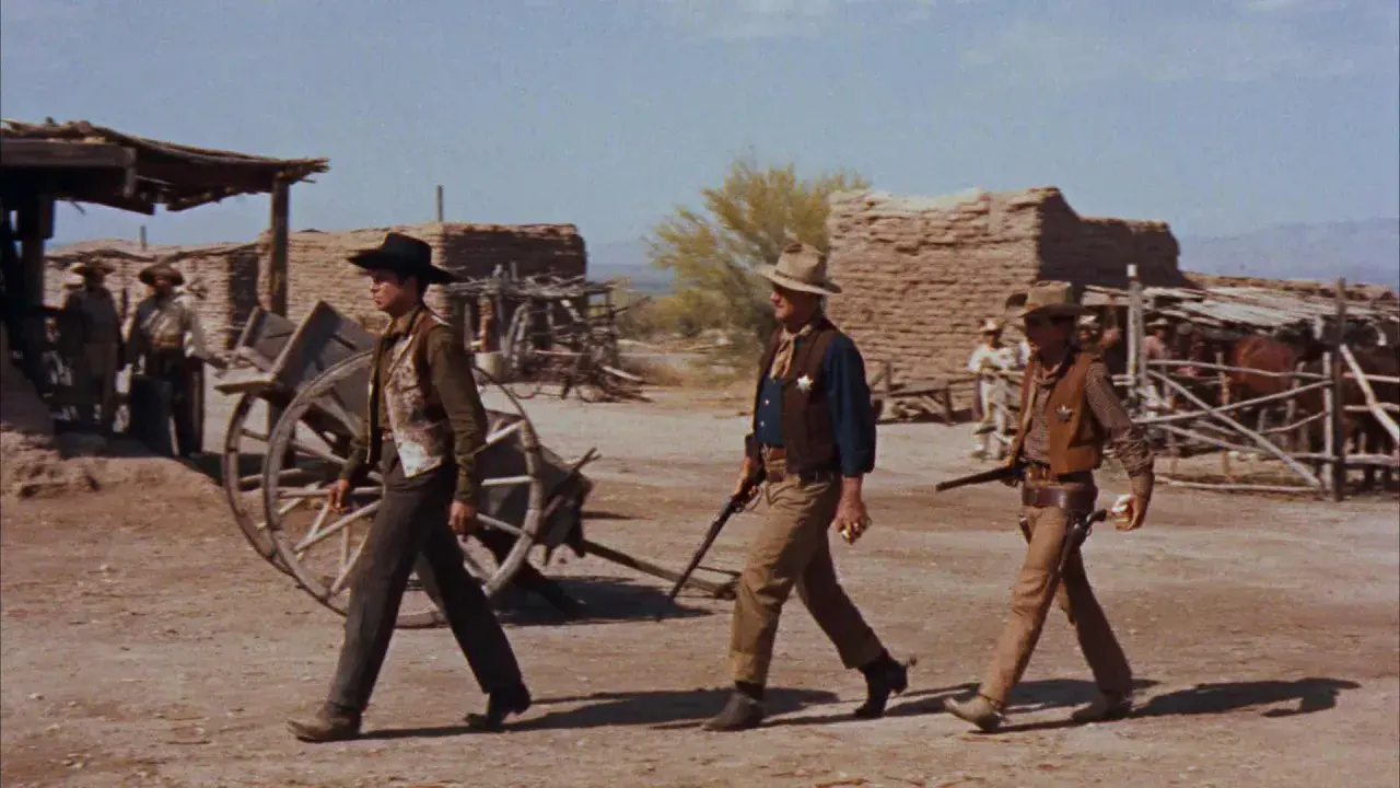 Rio Bravo obsada: John Wayne, Dean Martin i Ricky Nelson idą przez miasteczko.