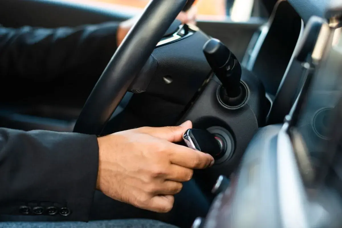Mano insertando la llave en el contacto, con la esperanza de que a mi coche le cueste arrancar menos hoy.