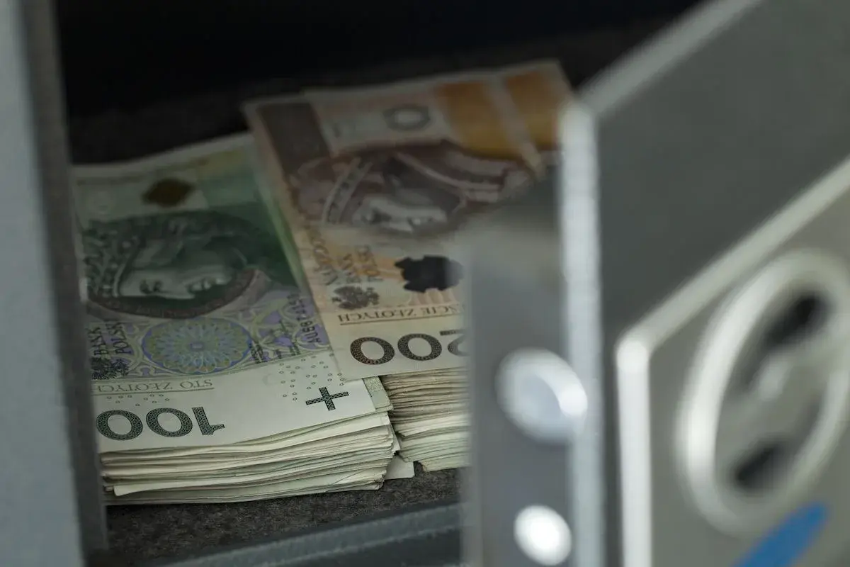 Stos banknotów 100 i 200 zł w skarbcu. Czy państwo może zabrać pieniądze z konta w razie wojny?
