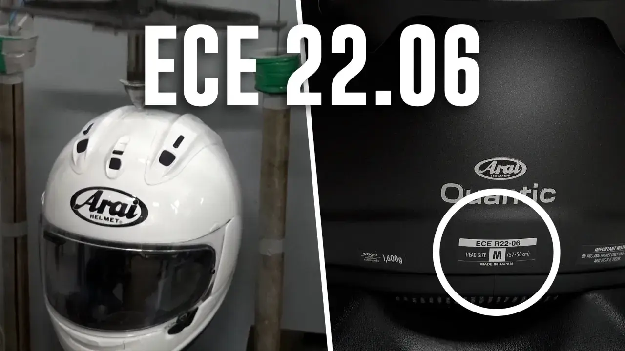 Cascos de moto Arai con etiqueta de homologaciones ECE 22.06. El casco blanco a la izquierda y el negro a la derecha, mostrando la certificación.