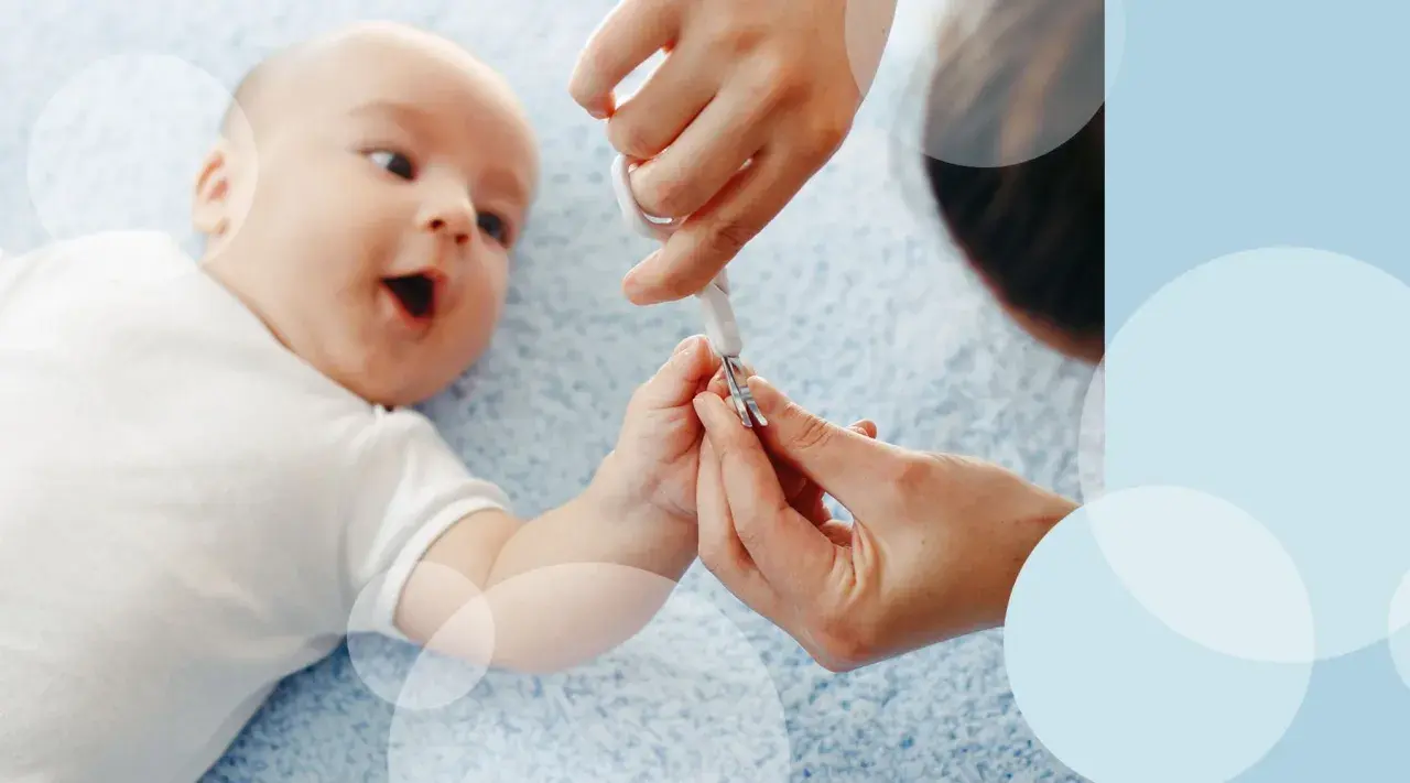 Delikatne obcinanie paznokci niemowlakowi wymaga precyzji. Rodzic ostrożnie używa małych nożyczek, by zadbać o dłonie maluszka.