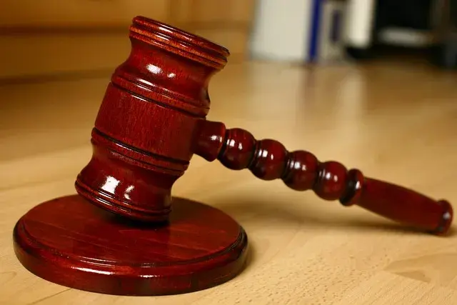 Niewykonanie wyroku sądu: Jakie kary i konsekwencje grożą?