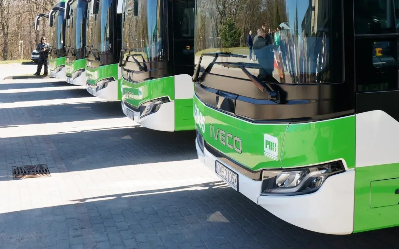 Nowe autobusy Iveco PKS w zielono-białych barwach czekają na pasażerów w Siedlcach i Lubinie.