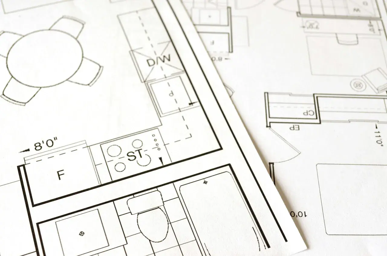 Plany architektoniczne z kuchnią, łazienką i jadalnią. Mam pozwolenie na budowę, co dalej? Czas zacząć realizację marzeń o własnym domu.